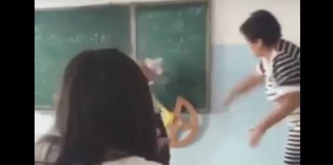Учитель избивает ученика за неправильный ответ у доски(ВИДЕО)