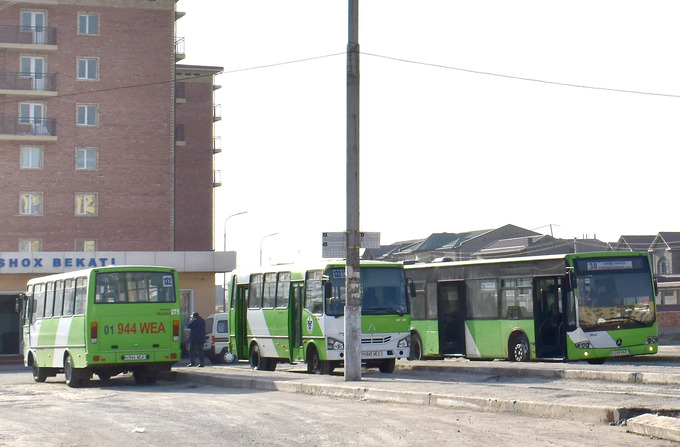 В Ташкенте водитель бросился под автобус из-за того, что у него отобрали права (ВИДЕО)