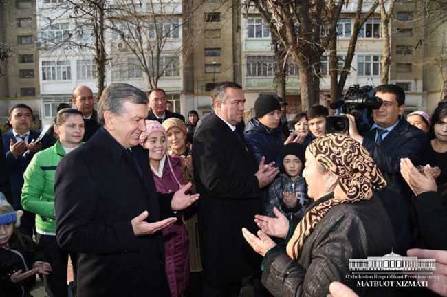 Шавкат Мирзиёев встретился с гражданами и побывал в нескольких домах
