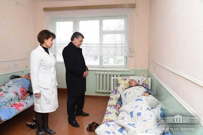 Мирзиёев подарил жилье женщине, лишившейся за год двух детей и воспитывавшей дома ребенка-инвалида
