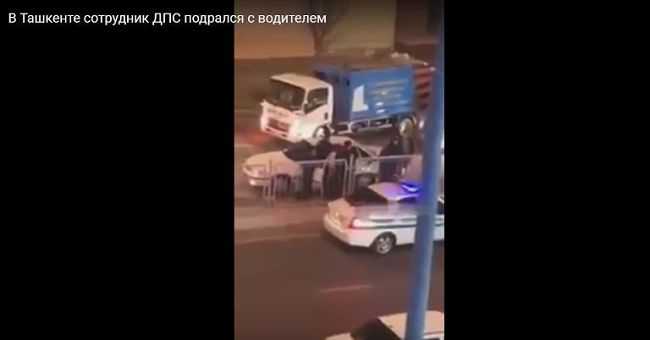(ВИДЕО) В Узбекистане произошла драка между сотрудником ДПС и водителем