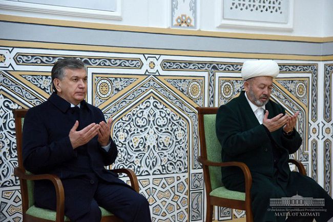 Шавкат Мирзиёев помолился за упокой души погибших в Казахстане узбекистанцев