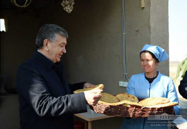 Кто на фото с Президентом? О чем говорил Мирзиёев с женщиной из Сурхандарьи?