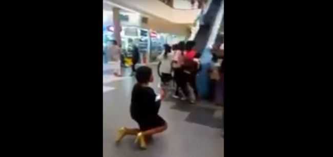 (ВИДЕО) Девушка сделала предложение парню, встав на колени прямо в торговом центре, но получила отказ