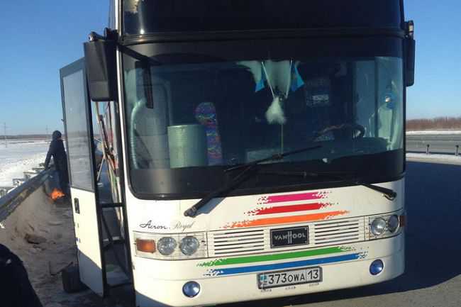 Пассажиры замерзшего в Казахстане автобуса вернулись в Узбекистан