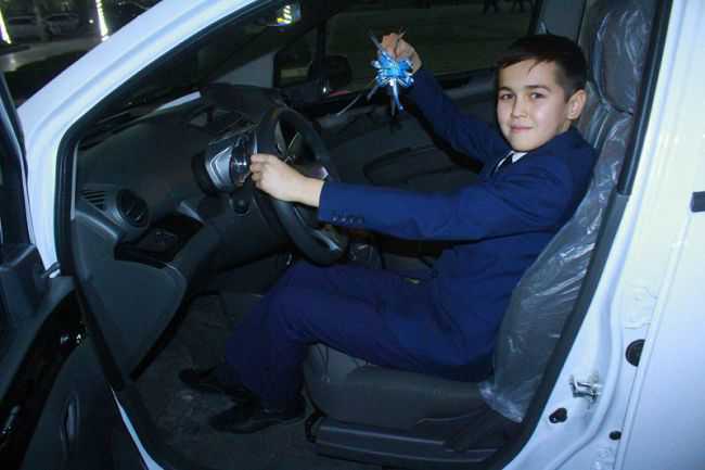 Хоким Навоийской области подарил автомобиль марки "Spark" ученику 8-го класса