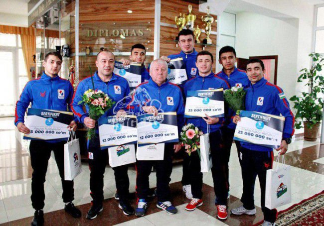 За успешные бои в Индии узбекских боксеров премировали деньгами