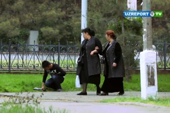 Реакция Ташкентцев: человеку плохо на улице (видео)