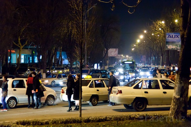 Мирзиёев раскритиковал беспорядочность владельцев частных такси