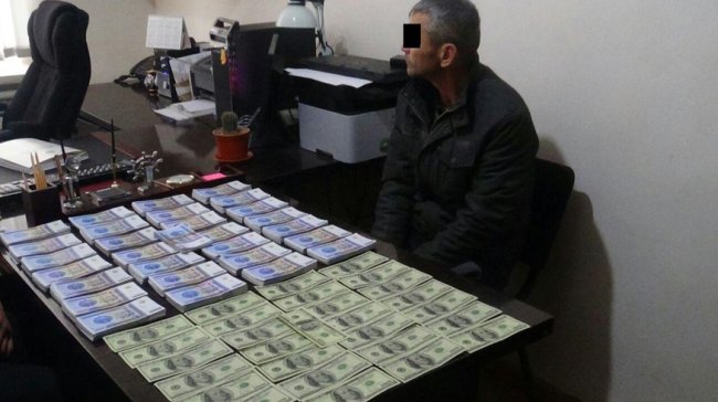 Задержан мужчина, который изготавливал фальшивые доллары и сумы