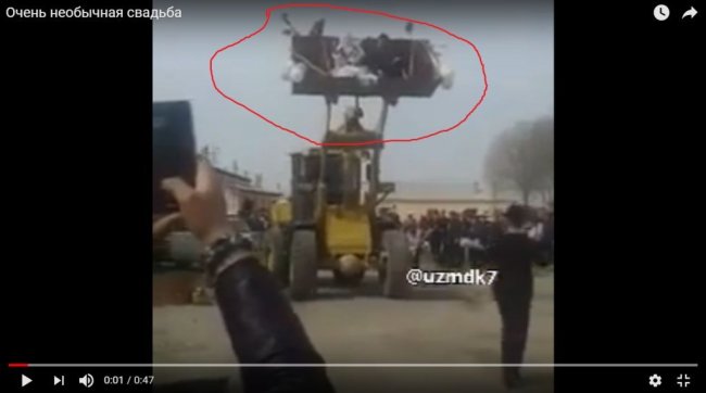 На свадьбу жених и невеста приехали на бульдозере (видео)