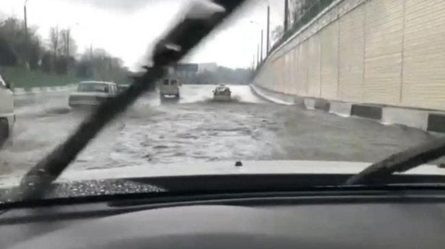 Улицы Ташкента затопило из-за сильного дождя (видео)