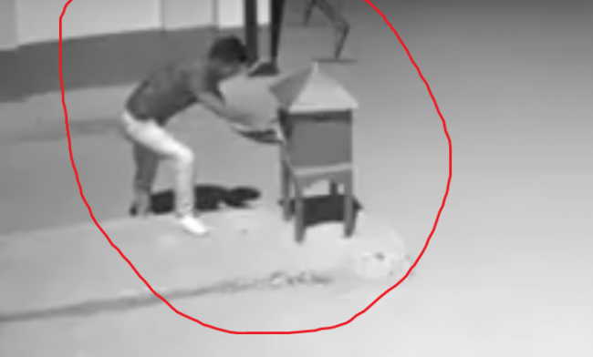 Мужчина украл деньги из ящика для пожертвований (видео)