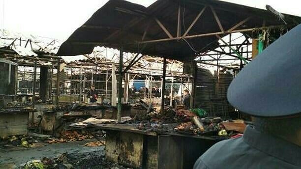 В Кыргызстане во время пожара на рынке полностью сгорел «Ташкентский ряд» (фото)