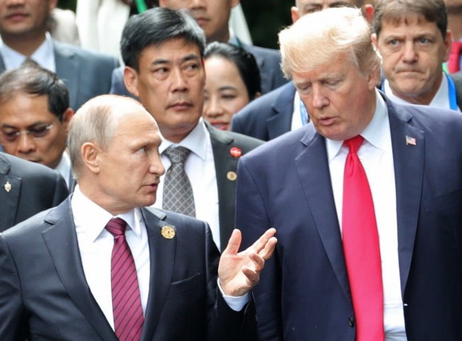 Экс-глава ФБР: Трамп не стал бы критиковать Путина даже с глазу на глаз