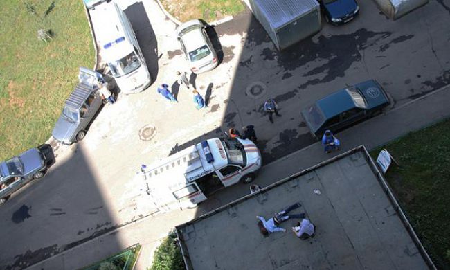 В Ургенче молодая девушка в пьяном состоянии выпала из окна пятого этажа