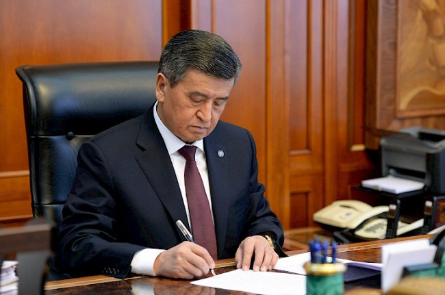 Президент Кыргызстана подписал указ об отставке премьер-министра и правительства