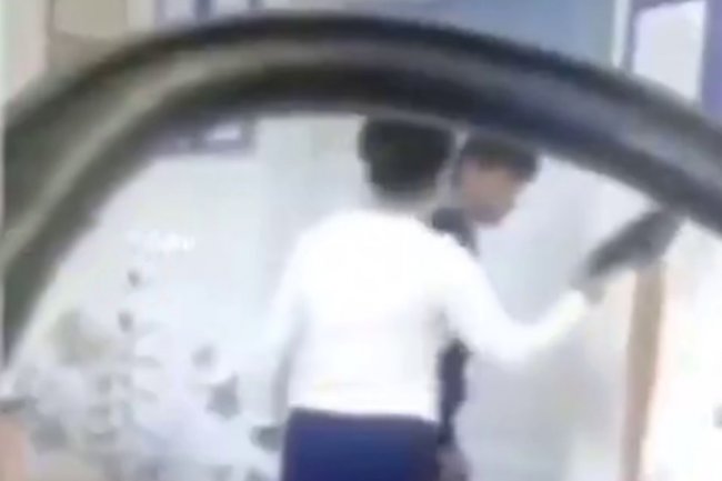 Учительница избила ученика, за то, что тот ушел с ее урока из-за больной матери (видео)
