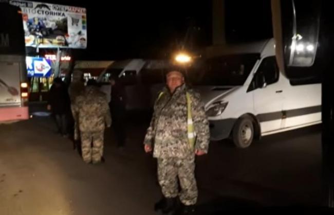 В Казахстане вооруженные люди в форме трижды сорвали автобусный рейс Алматы–Ташкент