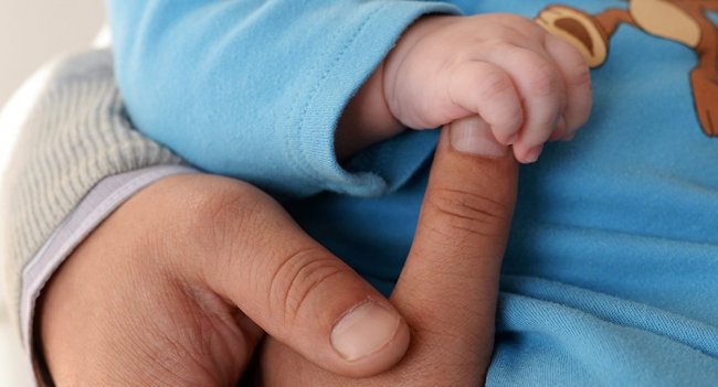 В Самарканде мать сильно обняв своего младенца случайно задушила его