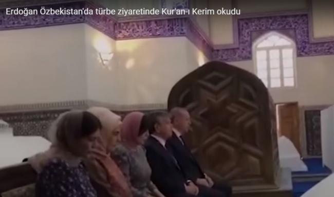 Эрдоган в медресе «Мир Араб», которая расположена в Бухаре, читает Коран (видео)