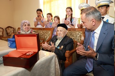 Хоким столицы Джахонгир Артыкходжаев в честь праздника дарит подарки (фото)