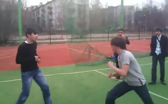 Ударил камнем по голове. На футбольном поле школы произошла драка между школьниками