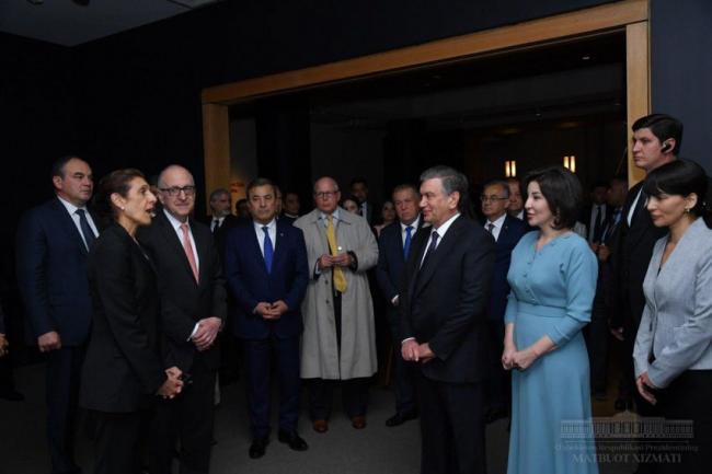 Мирзиёев и Первая леди Узбекистана посетили галерею искусства в Вашингтоне (фото)
