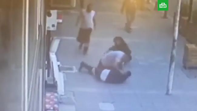 В Турции дворник ударом головы обезвредил избивающего жену мужа (видео)