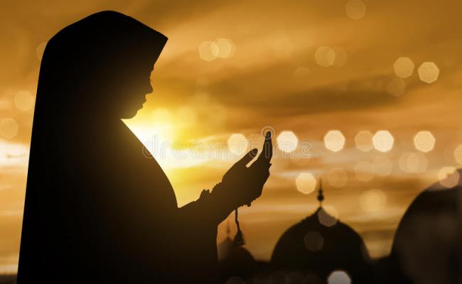 В столице женщина с больным ребенком в месяц Рамадан просит Аллаха, чтобы ее услышали