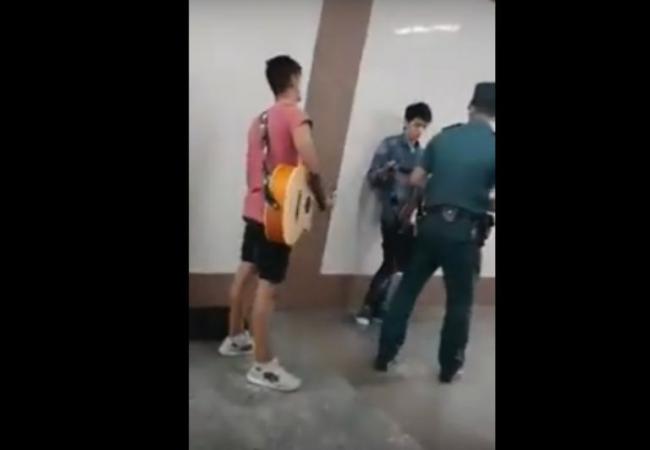 Прав ли сотрудник правоохранительных органов, который пытается прогнать уличных музыкантов на сквере столицы? (видео)