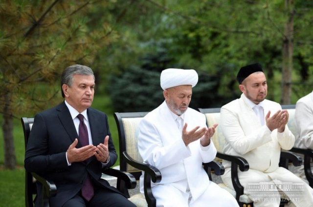 Мирзиёев почтил память Ислама Каримова
