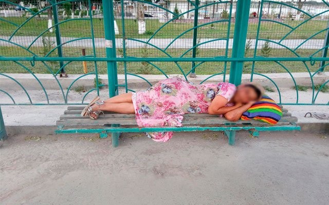 Женщина, сбежавшая от побоев мужа, уснула на остановке
