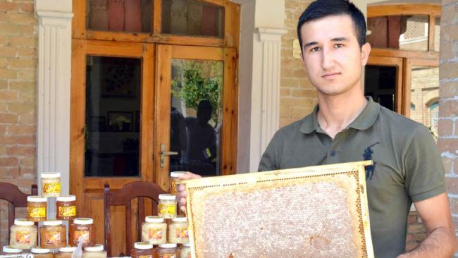 Продукция молодого узбекского пчеловода представлена на выставках 12 стран мира