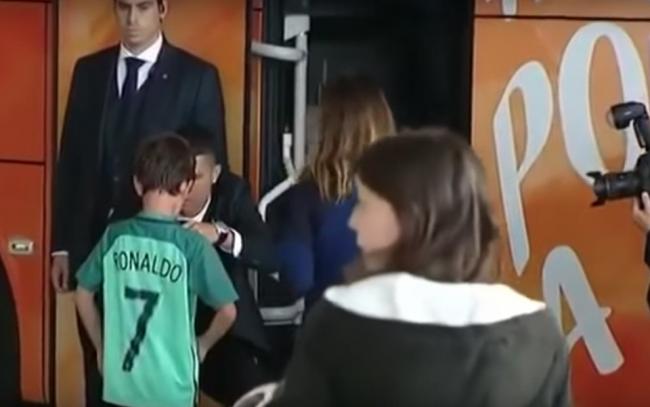 Мальчик плакал у автобуса португальской сборной. Из него вышел Роналду и утешил его (видео)