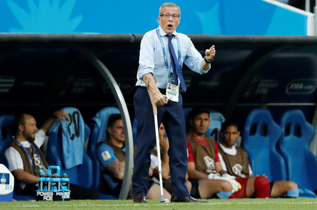 Почему тренер сборной Уругвая ходит с тростью?