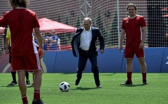 Путин сыграл в футбол и забил гол на Красной площади