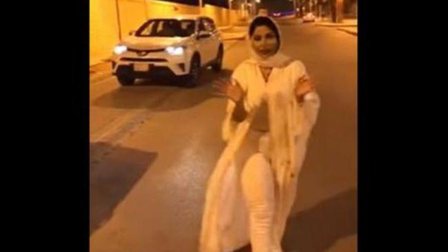 Ведущую заставили сбежать из Саудовской Аравии из-за «откровенного» платья (видео)