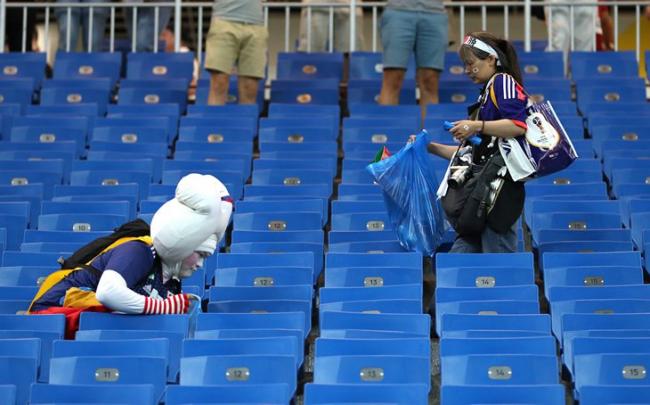 Почему японцы и сенегальцы убирали за собой мусор на стадионах? (видео)