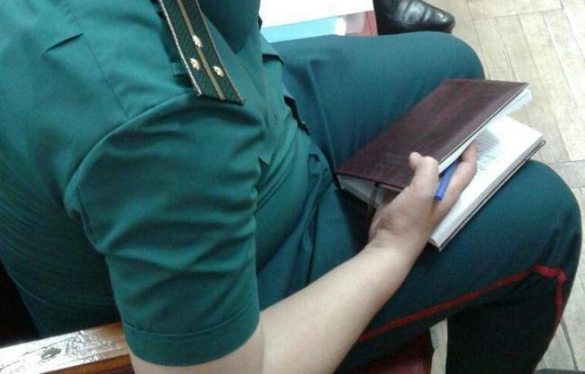 В Самаркандской области сотрудник правоохранительных органов издевательски оскорбил и раздел женщину
