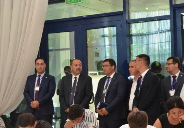 Премьер-министр посетил «Ўзэкспомарказ», где проходят вступительные экзамены