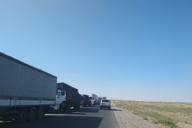 Многокилометровая пробка образовалась на узбекско-казахской границе (видео)