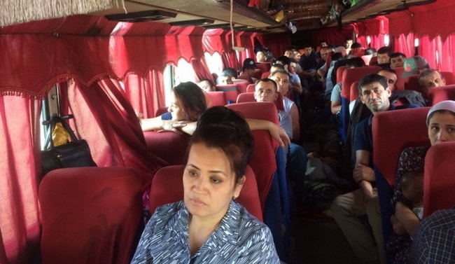 Автобусы с мигрантами из Узбекистана два дня находились в «плену» без еды и воды