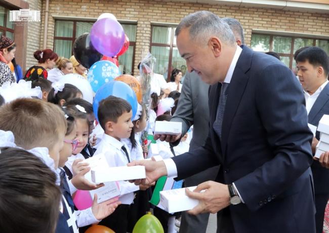 Хоким Ташкента принял предложение Шерзода Шерматова и подарил детям 246 планшетов