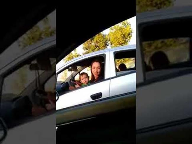 Женщина, которая посадила ребенка на колени во время вождения,  попыталась оправдать себя