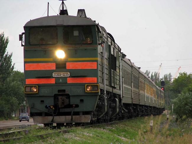 В Ташкенте поезд сбил женщину в наушниках