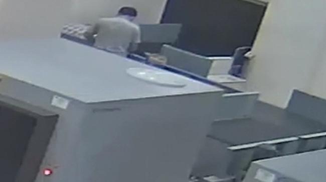 Появилось видео, где сотрудник ташкентского аэропорта крадет деньги из чемодана пассажира