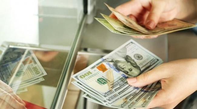 Некоторые банки Узбекистана стали покупать доллар по 8200 сумов