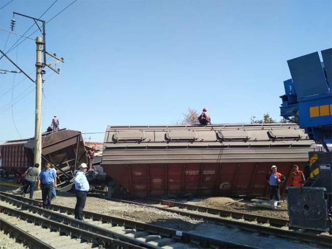 В Ташкенте грузовой поезд сошел с рельсов и разрушил стены домов