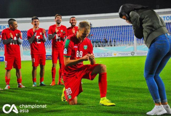 Футболист ташкентского «Локомотива» сделал предложение своей девушке после победы над «Бунёдкором»